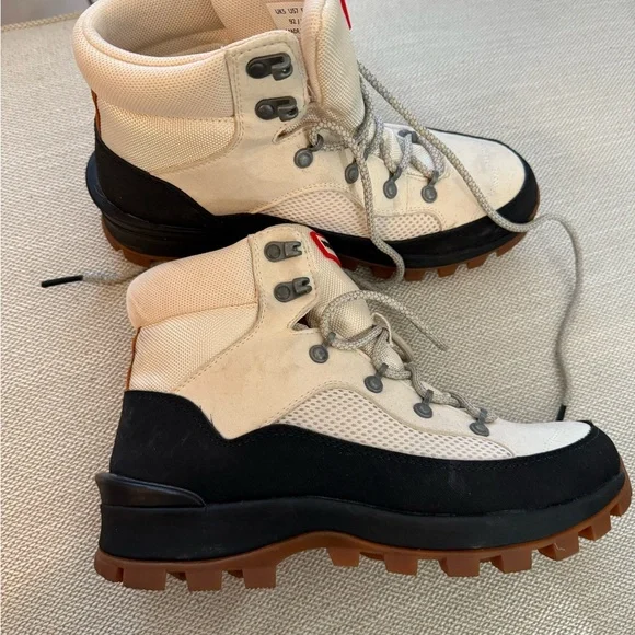 Woman’s Hunter Explorer Lug Chelsea boots - Picture 3 of 6